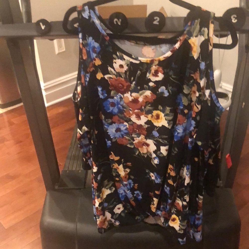Cold shoulder top. Plus size 3x